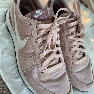 Nike internationalist sneakers